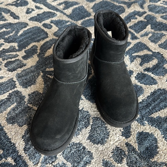 Ugg Women’s Classic Suede Leather Logo Rubber Mini Boots/Booties Sz 7 Black New - Picture 2 of 10
